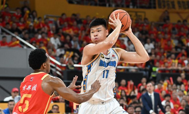 仅3分！打进一球从后场骂到前场，球迷：600万买个木桩都你比好使