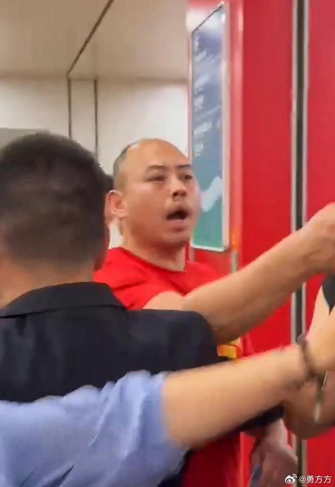 媒体人：CBA总决赛G5赛后掌掴北京队工作人员的男子被拘留8天