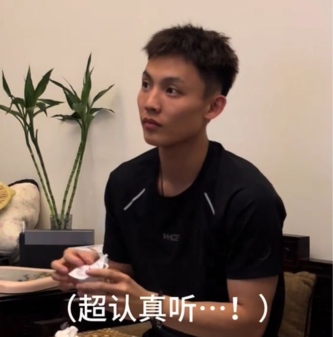 杜锋压迫感无处不在？徐杰看直播紧张搓手，听到讲话立马正襟危坐
