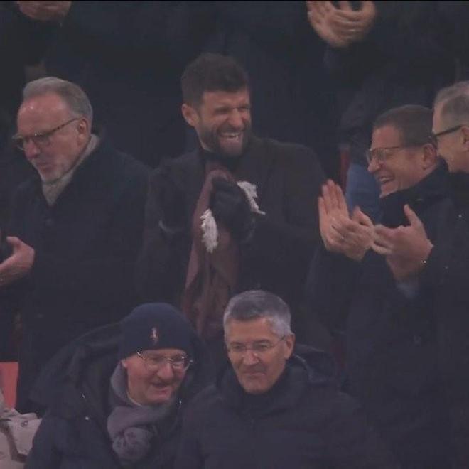 身份升級？穆勒與埃貝爾同坐看臺，歡笑慶祝卡爾進球