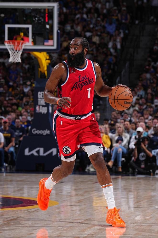 哈登剛結束中國行~頭條新聞小調查：哈登贏得過NBA總冠軍嗎？