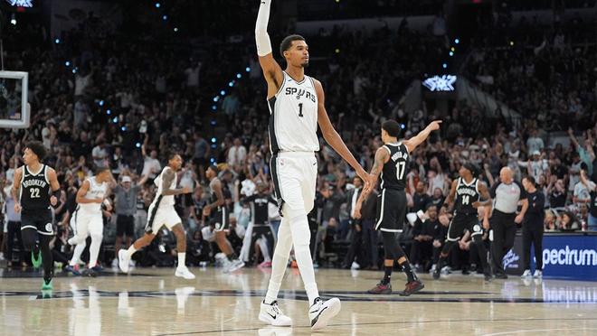 维克托·文班亚马在NBA开幕周的精彩表现,为他赢得了NBA荣誉