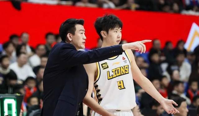 惨烈！广厦前锋训练摔到头导致头部骨裂提前报销，胡金秋为其祈福