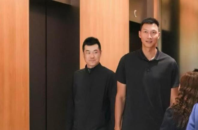 好久不见！媒体人晒照：易建联和王仕鹏一起出席活动