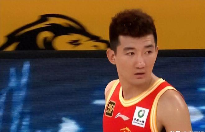 扇耳光、脚踹记者，光头男身份曝光，已被抓捕，网友：处罚轻了