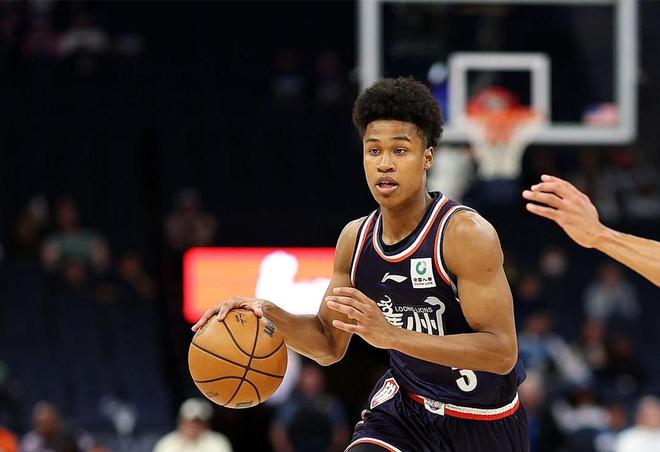 轰32+13+4！中国男篮又一19岁1米93混血新星崛起：他成交易赢家？