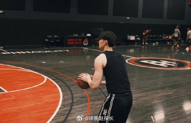 媒体人：我听说曾凡博会代表篮网出战NBA中国赛 预测双向合同有戏