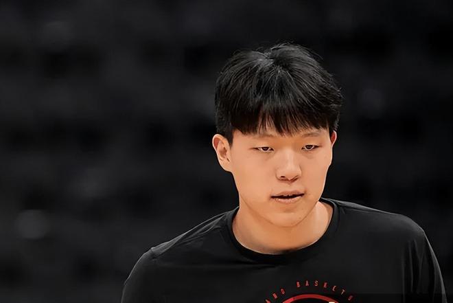 垃圾时间不给上！杨瀚森2分钟1犯规，全程无地位，数据都挂0！