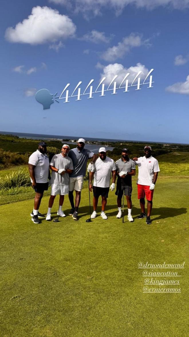 享受假日儿时好友晒与詹姆斯一同打高尔夫的动态⛳️
