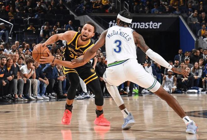 NBA季后赛变天！夺冠热门几乎都拉胯，大黑马诞生，勇士机会来了