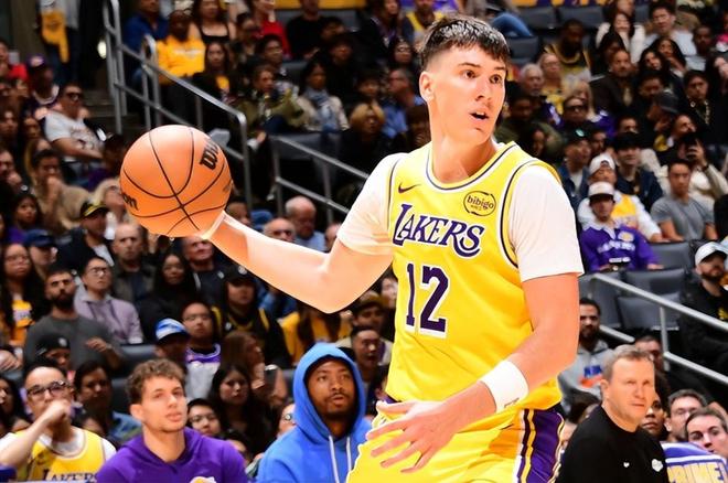 災(zāi)難級(jí)別表現(xiàn)！湖人這位“3D”側(cè)翼新援看起來(lái)既沒有3也沒有D？