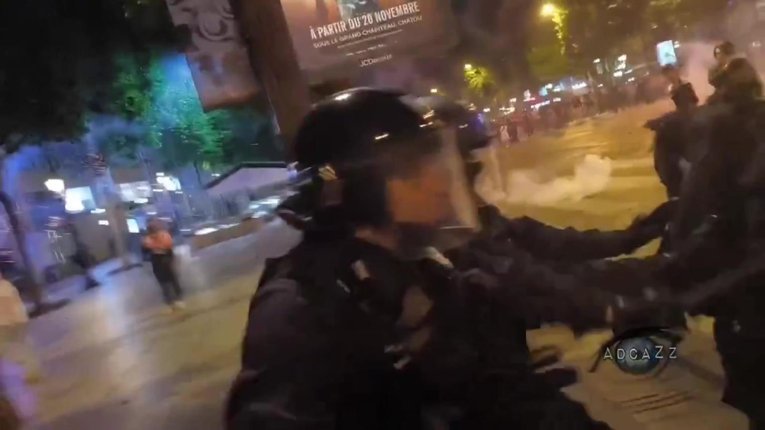香榭丽舍大街持续骚乱！巴黎夺冠后，警方遭到烟花和铺路石的袭击