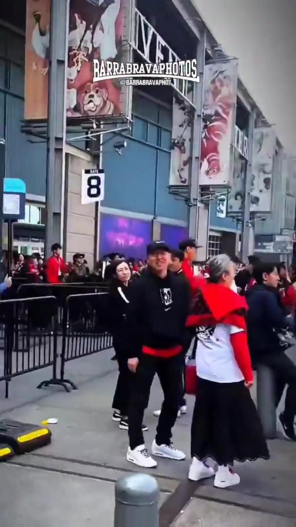 浦和球迷用西語嘲笑河床球迷：河床隊，我的朋友，你這個混蛋！