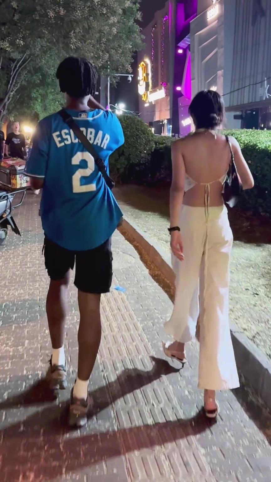 足球男孩這么受女孩子歡迎呀，兩個人的衣著為啥一個多一個少??