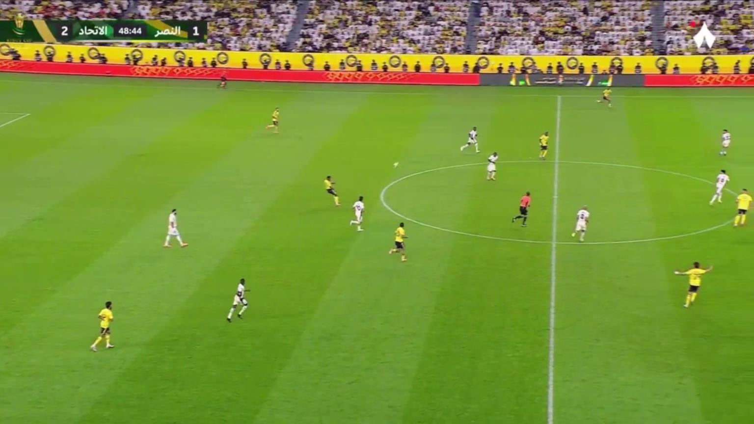 葉海亞遭對手飛身撞擊頭部，吉達(dá)聯(lián)合后衛(wèi)朱萊丹直紅下場！