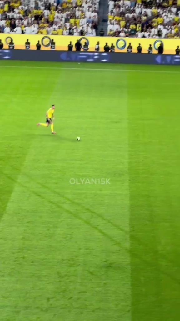 C羅大單刀機(jī)會挑射被撲，隨后裁判示意已越位在先