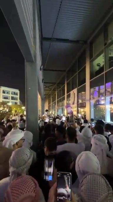 比赛结束后,吉达联合球迷场外高呼“梅西、梅西” 比赛结束后,吉达联合球迷场外高呼“梅西、梅西”