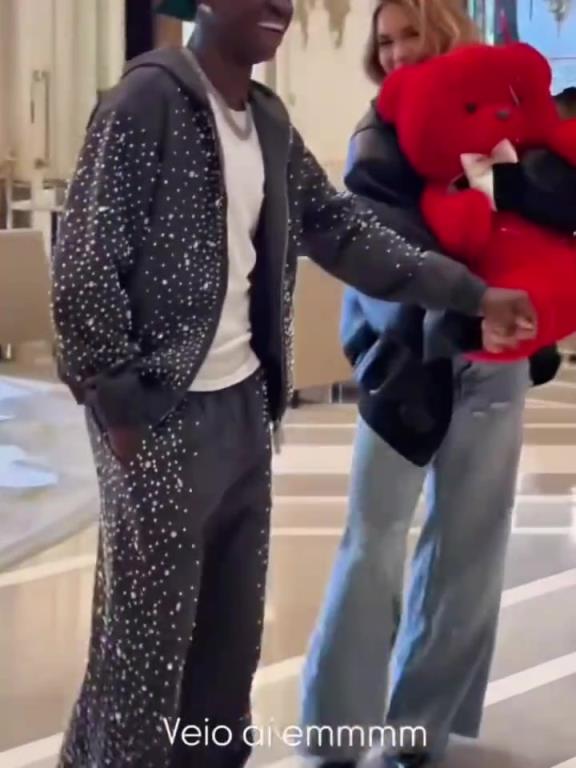 维尼修斯与模特女友约会,同样都是有女友,亚马尔咋状态那么差 维尼修斯与模特女友约会,同样都是有女友,亚马尔咋状态那么差