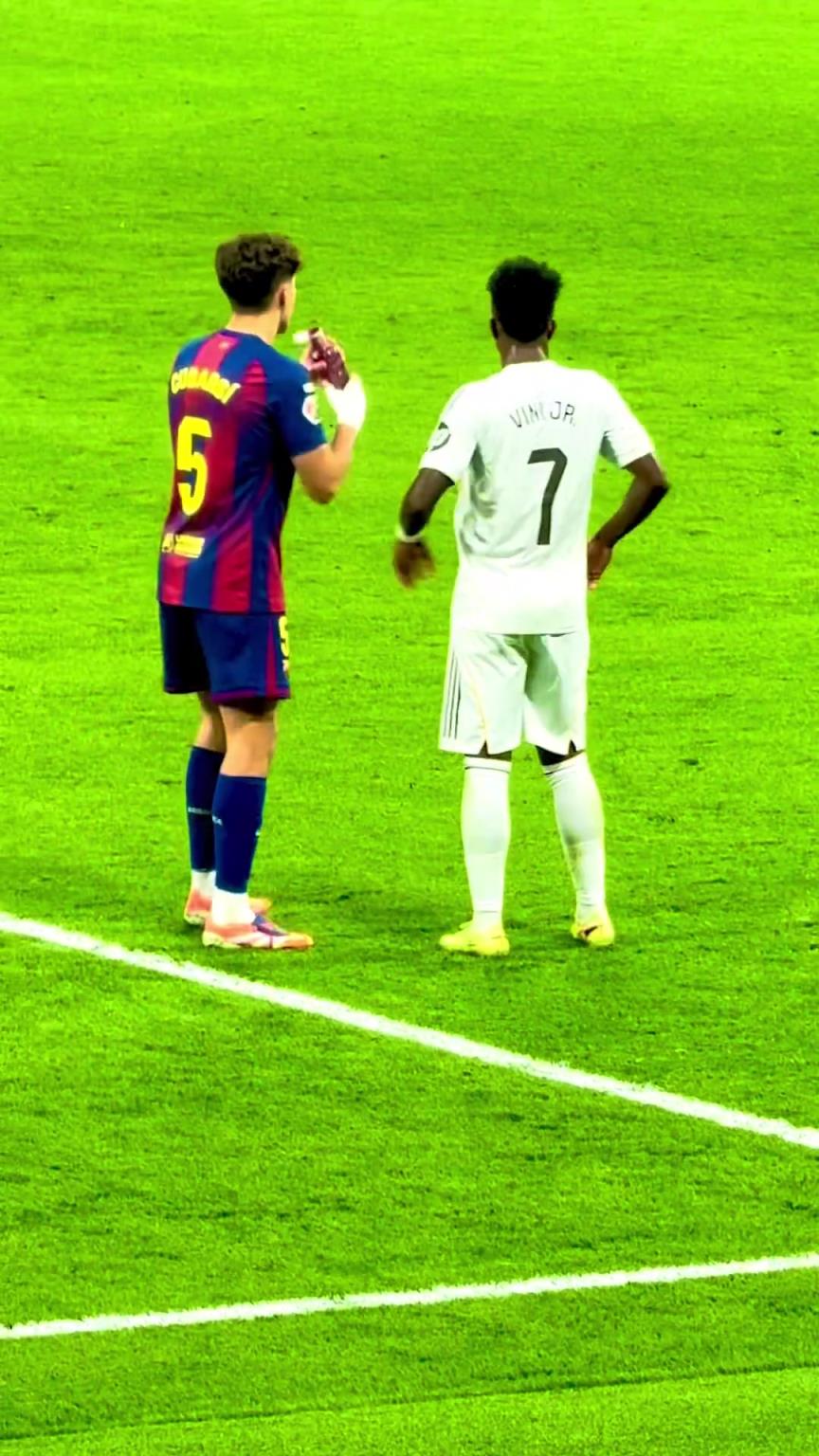 感覺維尼修斯就像小孩一樣，挺好玩這人，還和庫巴西分享水