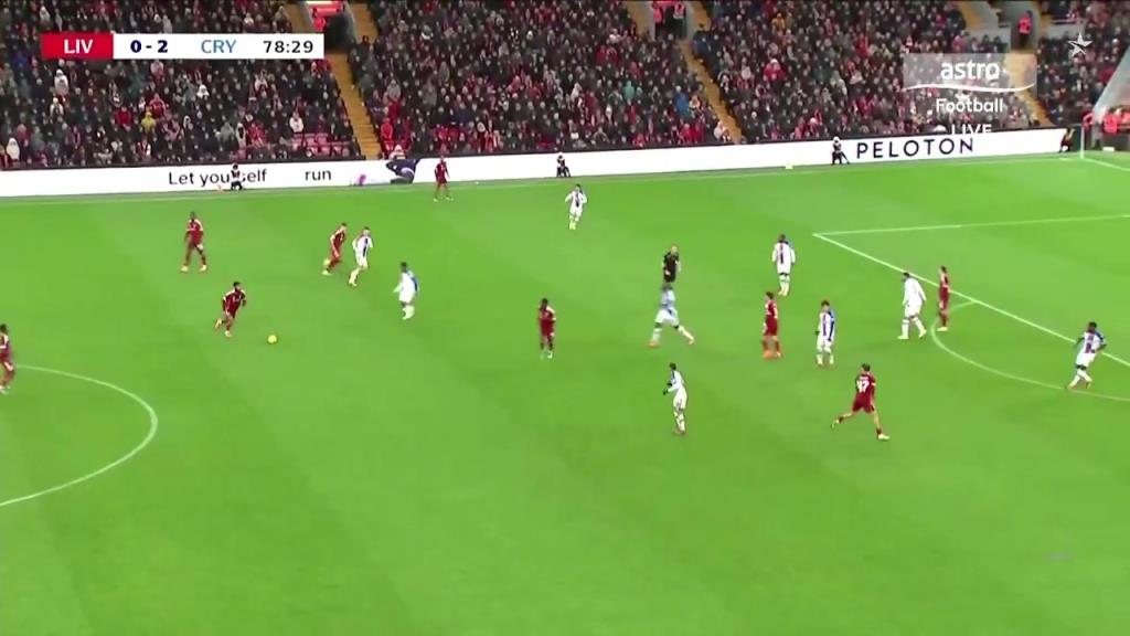 利物浦10人作战！纳洛拉倒单刀的德文尼，被裁判直红罚下