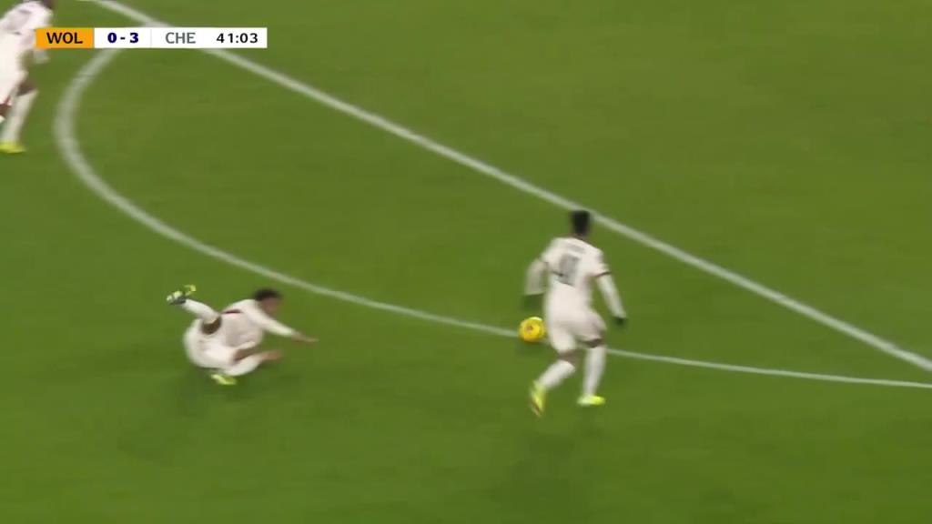 切爾西3-0領(lǐng)先！狼隊(duì)后場(chǎng)出球失誤！埃斯特旺挑射破門！