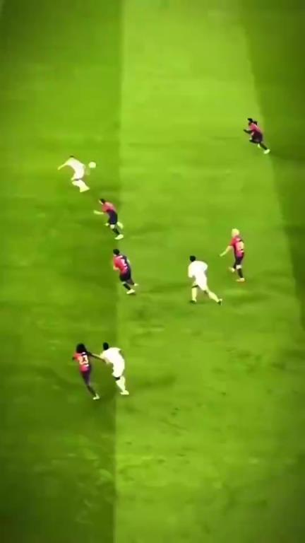 现役世界级中场!他这摆脱能力真的无敌了! 现役世界级中场!他这摆脱能力真的无敌了!