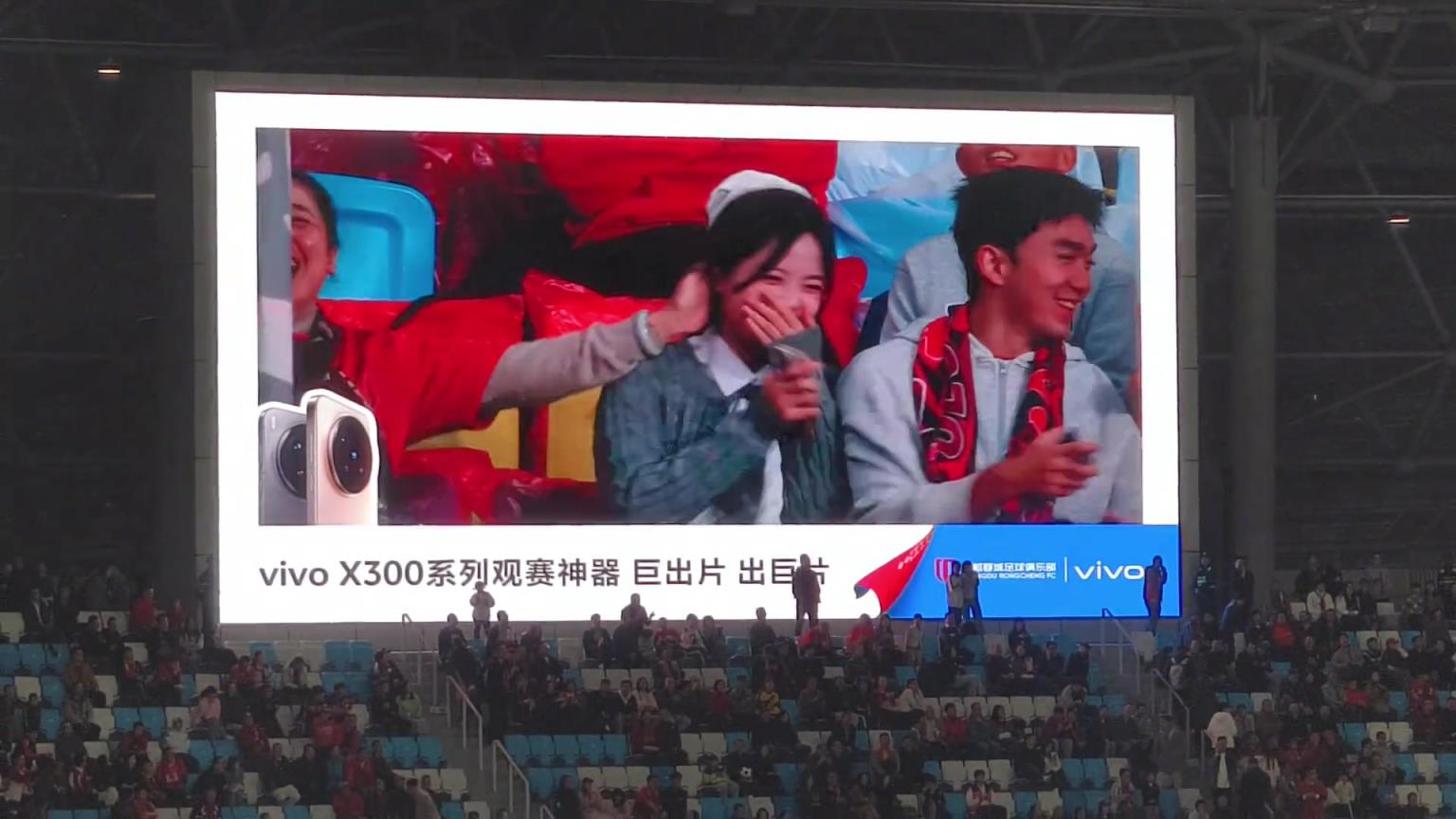 蓉城比赛现场情侣害羞亲亲,旁边的父母把双方推向彼此~ 蓉城比赛现场情侣害羞亲亲,旁边的父母把双方推向彼此~