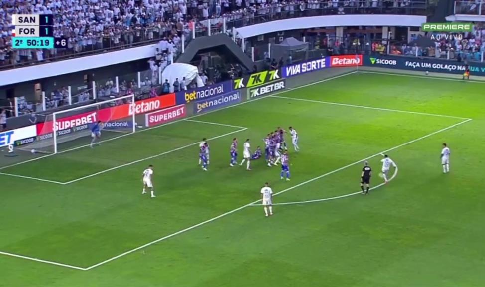 內(nèi)馬爾用他那著名點球技術(shù)罰任意球，而這項技術(shù)被國際足聯(lián)禁止！