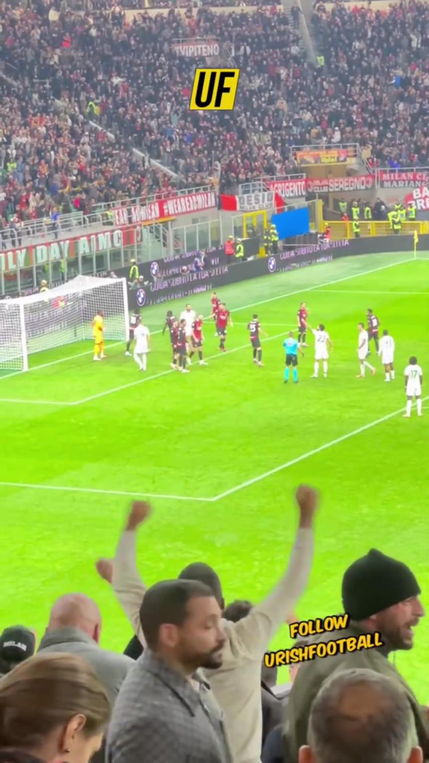 全場沸騰！現(xiàn)場球迷拍攝邁尼昂神勇?lián)涑龅习屠c球！