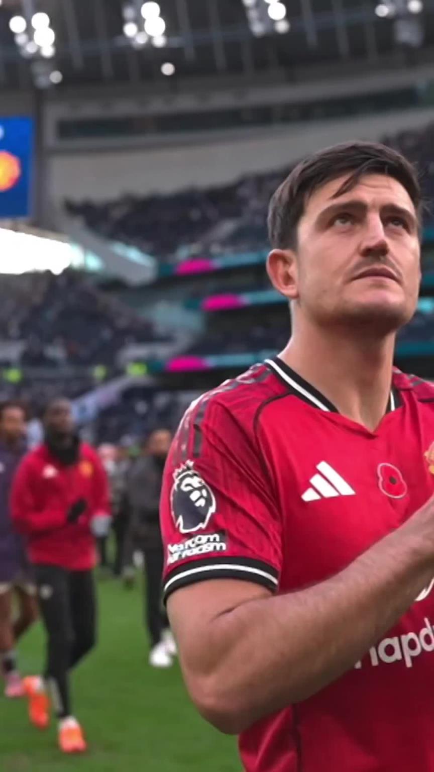 走在正确的道路!赛后曼联全队谢场时球迷给与掌声鼓励 走在正确的道路!赛后曼联全队谢场时球迷给与掌声鼓励