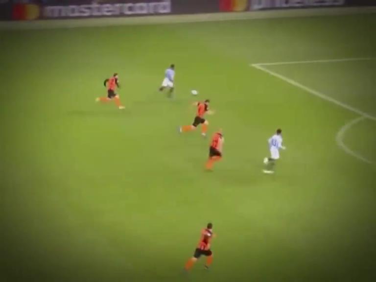 真正的快乐足球!名场面:斯特林被场地绊倒,裁判判罚点球! 真正的快乐足球!名场面:斯特林被场地绊倒,裁判判罚点球!