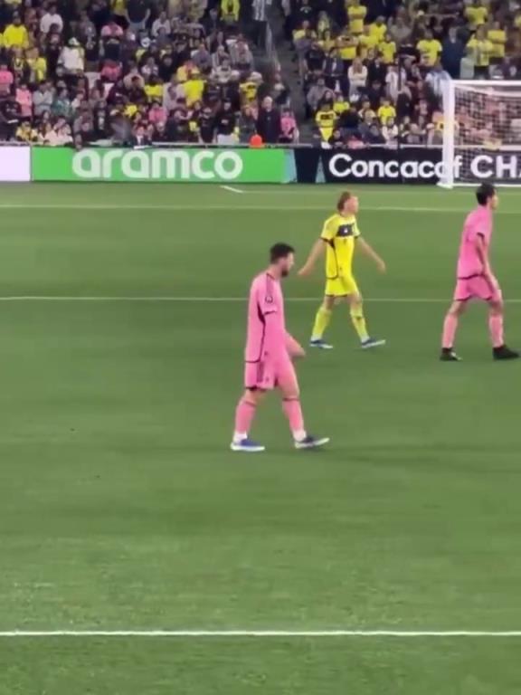 光速打脸！直拍：纳什维尔球迷高喊罗纳尔多，梅西瞬间远射进球！