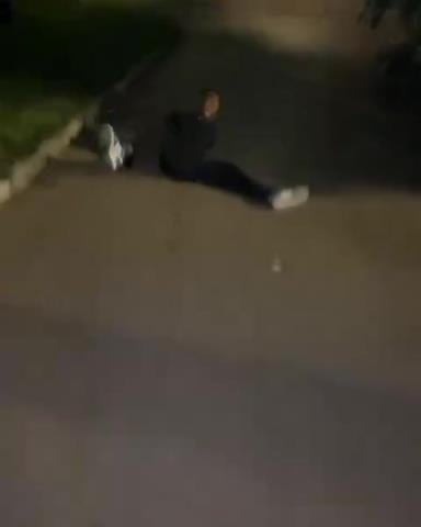 不要轻易模仿！名场面：穆西亚拉弟弟模仿C罗庆祝结果滑到了！