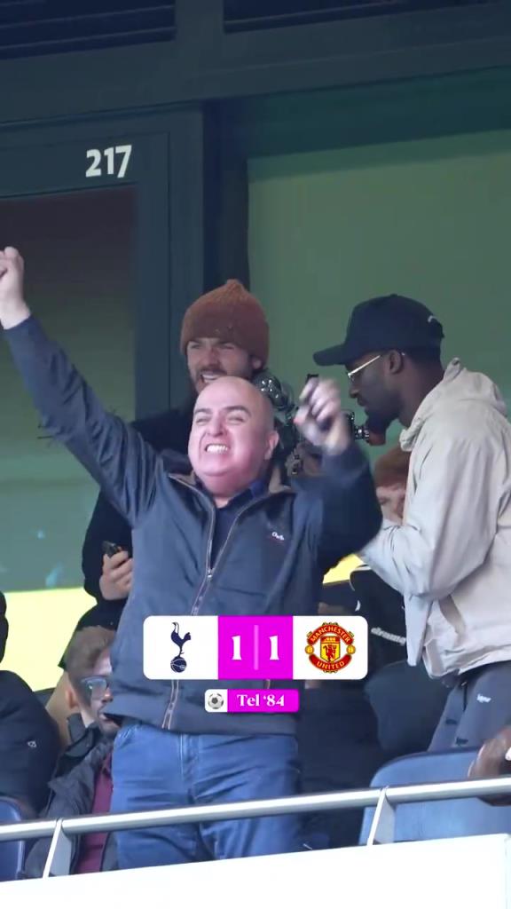 过山车！麦迪逊和曼联球迷一起看比赛，两个人的反应太真实了！