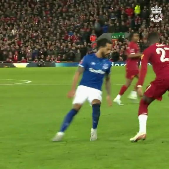 完美的弧线！柯蒂斯琼斯当年横空出世的一脚！解说瞬间沸腾！