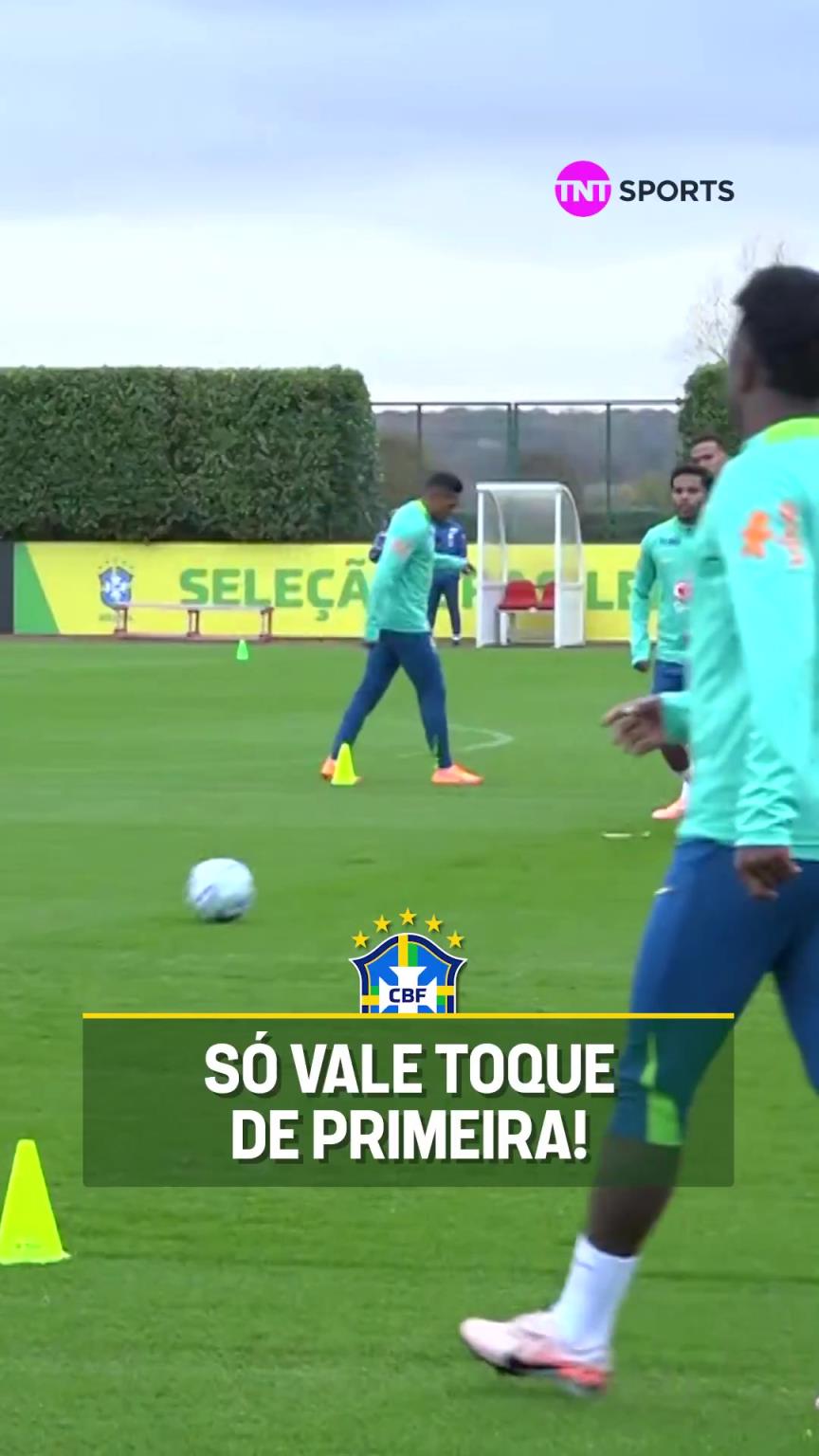 安切洛蒂正在密切监督巴西队的控球训练，一堆皇马老熟人~