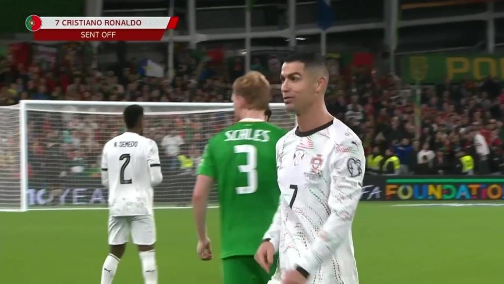 C罗肘击染红!C罗报复性肘击对手!主裁查看VAR后直红罚下! C罗肘击染红!C罗报复性肘击对手!主裁查看VAR后直红罚下!