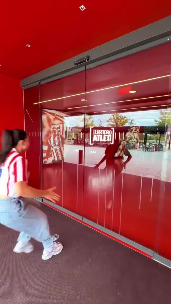 一晃而过的托雷斯！美女网红带你参观万达大都会球场！