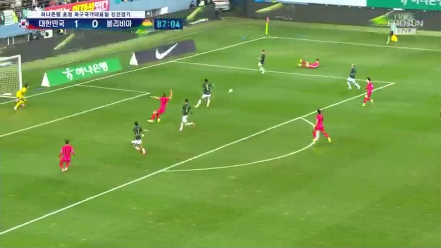 再下一城!玻利维亚后卫解围不及,曹圭成捅射破门 再下一城!玻利维亚后卫解围不及,曹圭成捅射破门