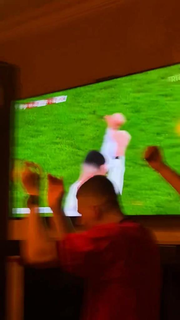 爱尔兰酒吧内球迷对C罗红牌的反应 爱尔兰酒吧内球迷对C罗红牌的反应