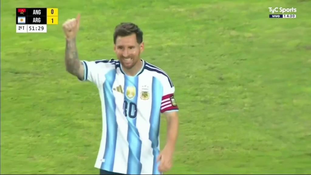 没能压住!德保罗送精准传中球,梅西后点不停球凌空射门打飞了! 没能压住!德保罗送精准传中球,梅西后点不停球凌空射门打飞了!