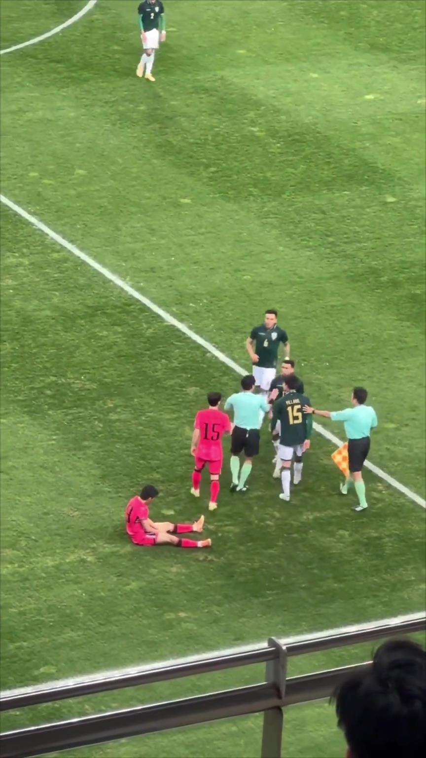 马宁控场!李刚仁受伤倒地被对手强行拉拽,马宁果断出牌制止 马宁控场!李刚仁受伤倒地被对手强行拉拽,马宁果断出牌制止