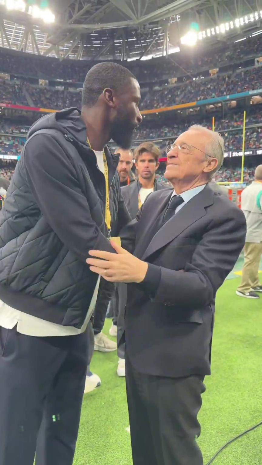 充滿了歡笑和默契~呂迪格和弗洛倫蒂諾合影留念! 充滿了歡笑和默契~呂迪格和弗洛倫蒂諾合影留念!