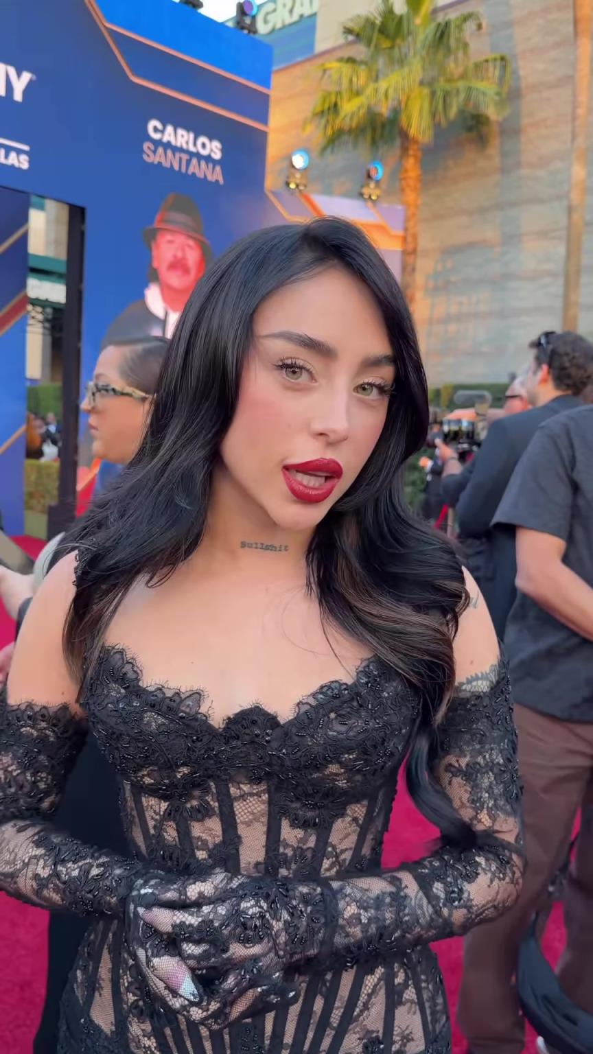 烈焰红唇~亚马尔前女友身穿黑色小礼服现身活动,好漂亮呀~ 烈焰红唇~亚马尔前女友身穿黑色小礼服现身活动,好漂亮呀~