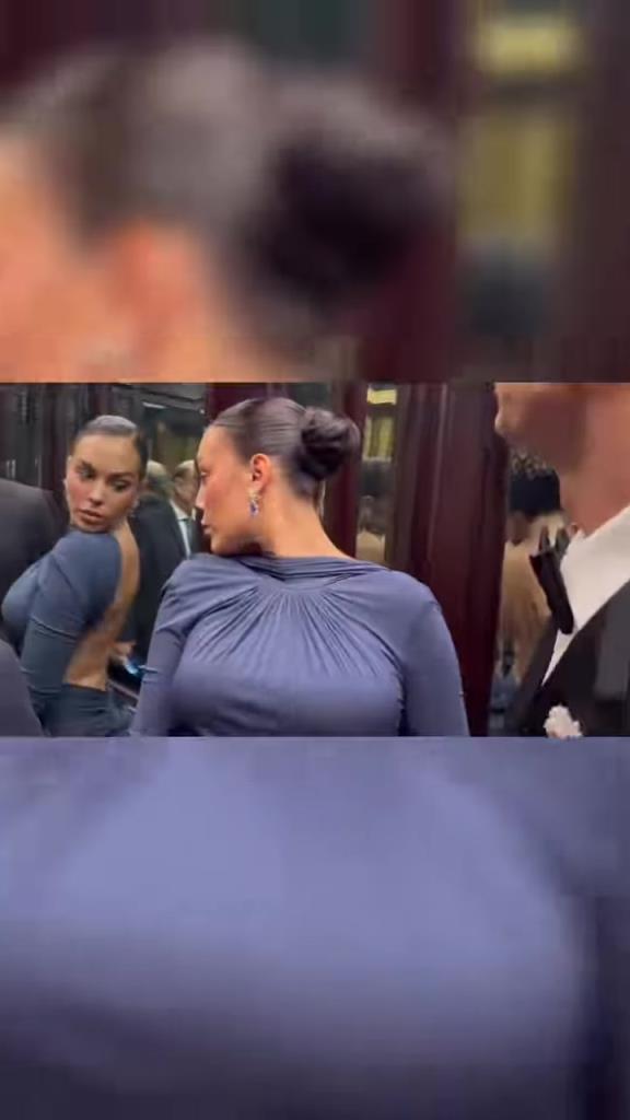 乔治娜在C罗身边对着镜子小秀身材,这种背拔火罐最合适了~ 乔治娜在C罗身边对着镜子小秀身材,这种背拔火罐最合适了~