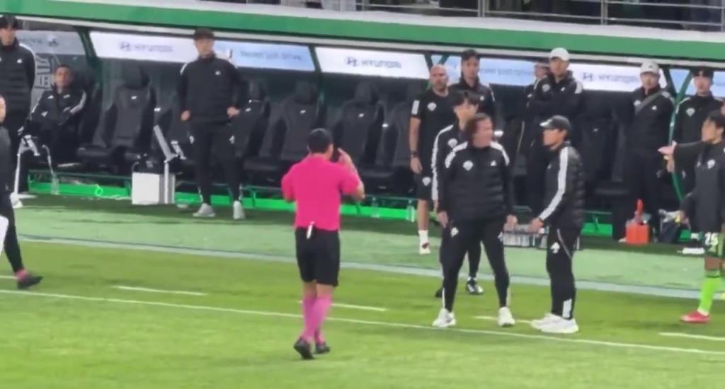 歧視亞洲人？全北阿根廷助教疑似對裁判“拉眼角”動作？！