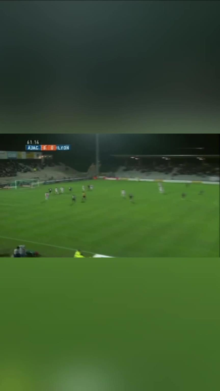 简直无解!小儒尼尼奥中圈附近任意球直接轰进! 简直无解!小儒尼尼奥中圈附近任意球直接轰进!