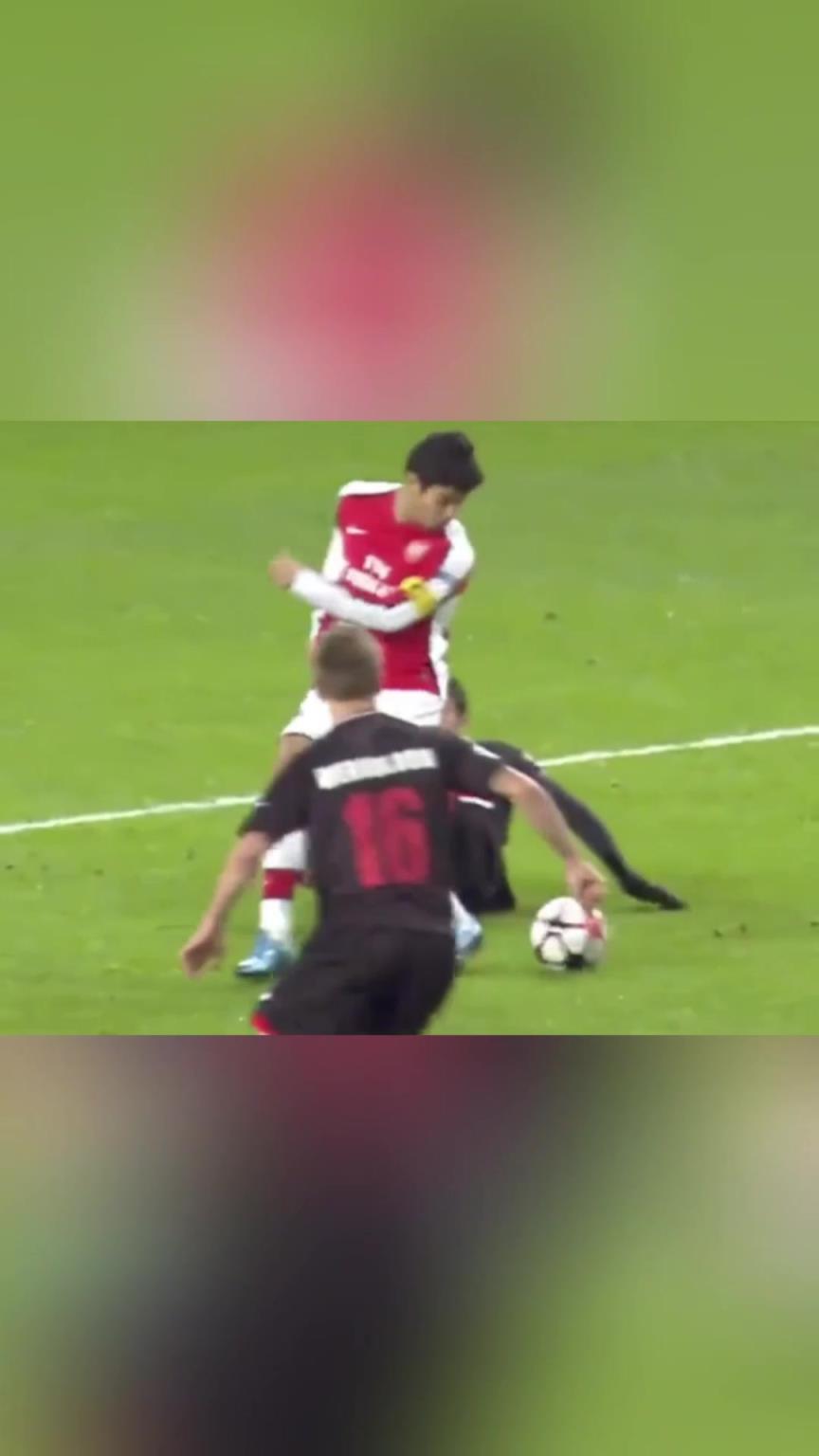 枪手美丽足球越看越上头！爱德华多这脚后跟传球点睛之笔！