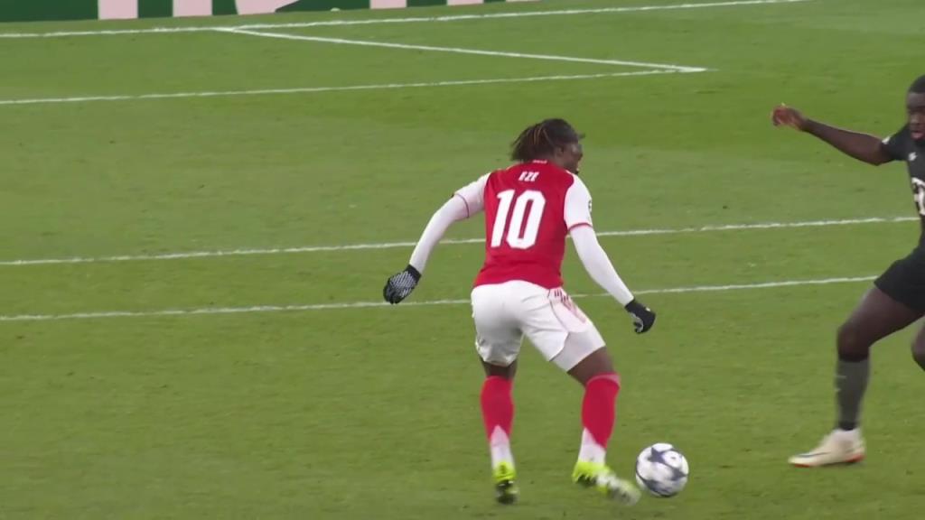 可惜！埃澤精彩停球+傳球策動(dòng)！前插禁區(qū)射門(mén)打偏了！