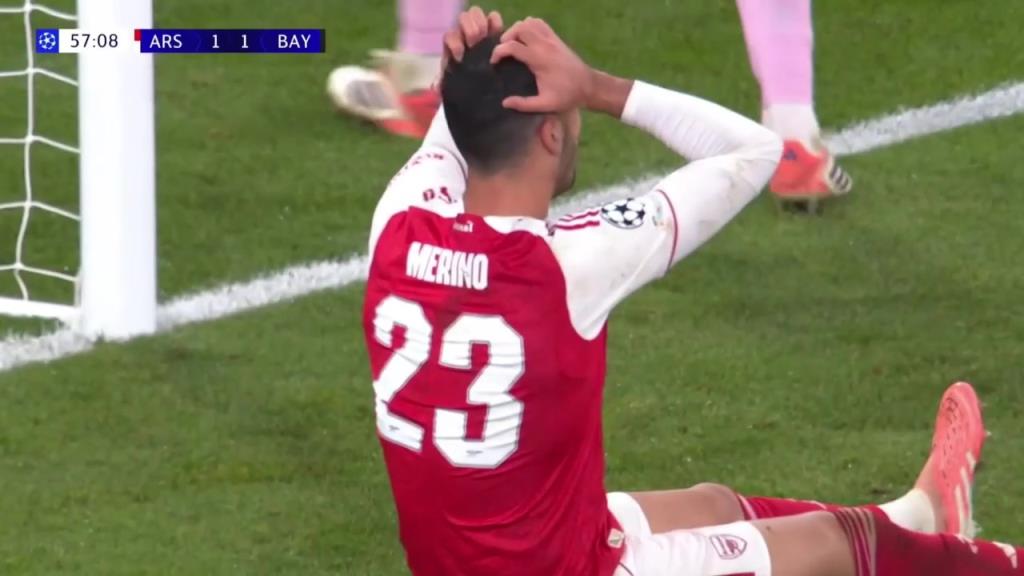 又是角球造險(xiǎn)！梅里諾頭球攻門(mén)擦柱而出坐地遺憾抱頭！